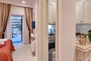 1 bedroom, iron/ironing board, free WiFi, bed sheets - Secret Patio Apartment in Monti • Steps from Colosseum • Il Patio al Colosseo (Roma)