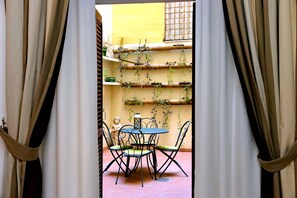 Dining - Secret Patio Apartment in Monti • Steps from Colosseum • Il Patio al Colosseo (Roma)