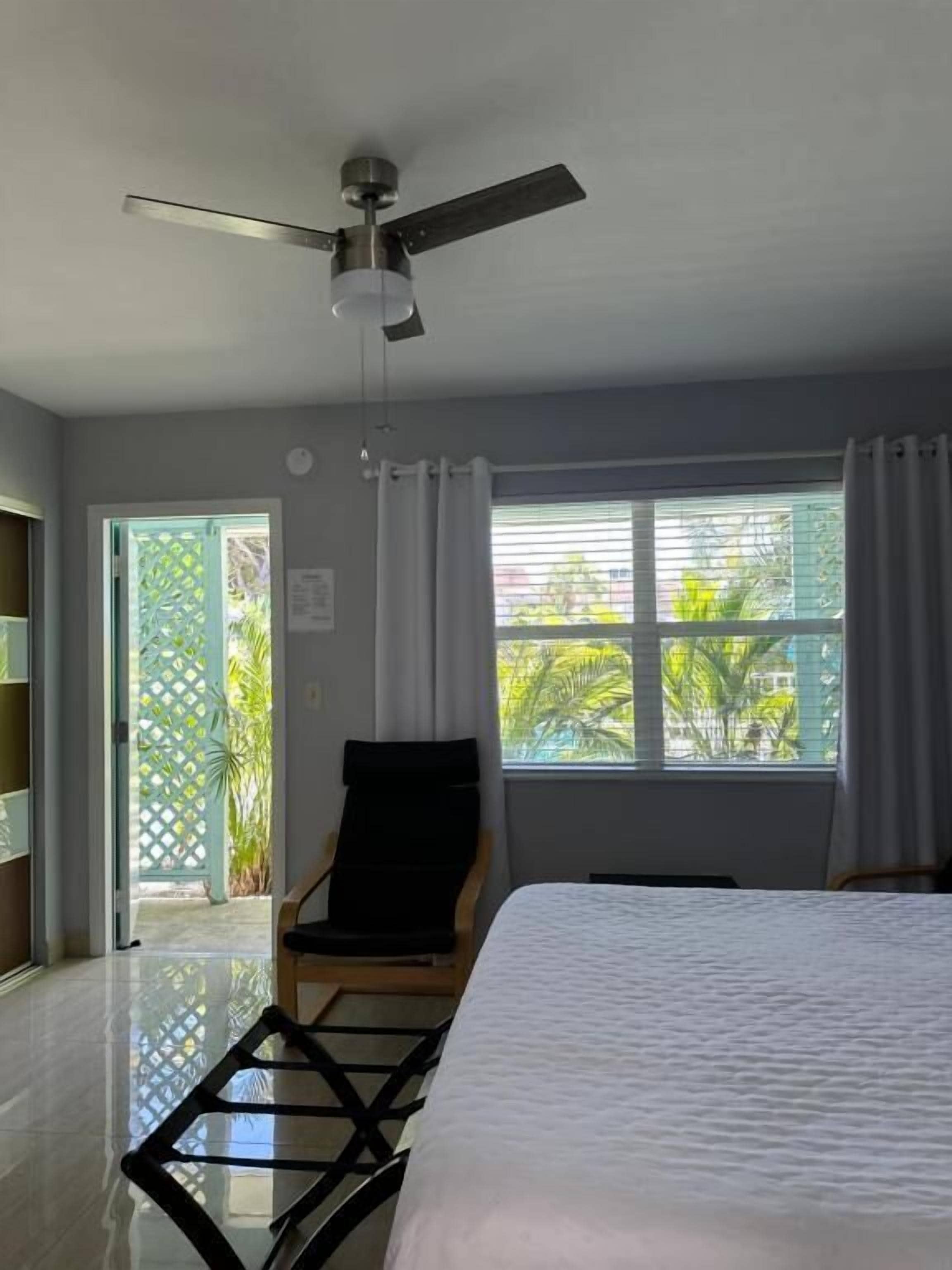 Studio - utsikt mot poolen | Mörkläggningsgardiner, strykjärn/strykbräda och gratis wi-fi