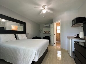 Standard enkelrum - utsikt mot poolen | Mörkläggningsgardiner, strykjärn/strykbräda och gratis wi-fi