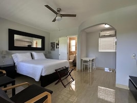 Cortinas blackout, tabla de planchar con plancha y wifi gratis