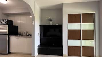 Studio, quang cảnh hồ bơi | Màn/rèm cản sáng, bàn ủi/dụng cụ ủi quần áo