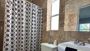 Ein Badezimmer mit Toilette, Waschbecken und Duschvorhang.