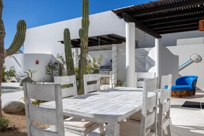 Outdoor dining - Modern Oasis: Pristine Villa w/ Pool & Garden (Agua de la Costa)