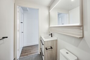 Shower, hair dryer, bidet, towels