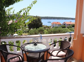 Outdoor dining - A3 comfortable apartment with terrace, garden and sea view (Barbat na Rabu)