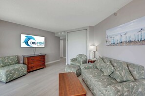 TV, offices - Remodeled and Decorated 1BR Direct Oceanfront View (Myrtle Beach)
