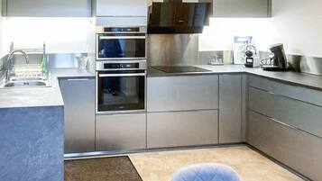 Kylskåp, ugn, spishäll och diskmaskin