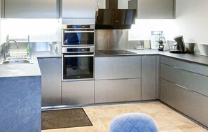 Kylskåp, ugn, spishäll och diskmaskin