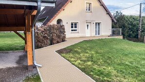 A house with a sloped roof, a front door, and a pathway leading to the entrance. - 3 bedroom amazing home in Mutigney (Mutigney)