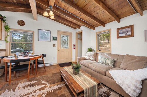 Morning Star Cabin with King Bed +Treehouse + Games