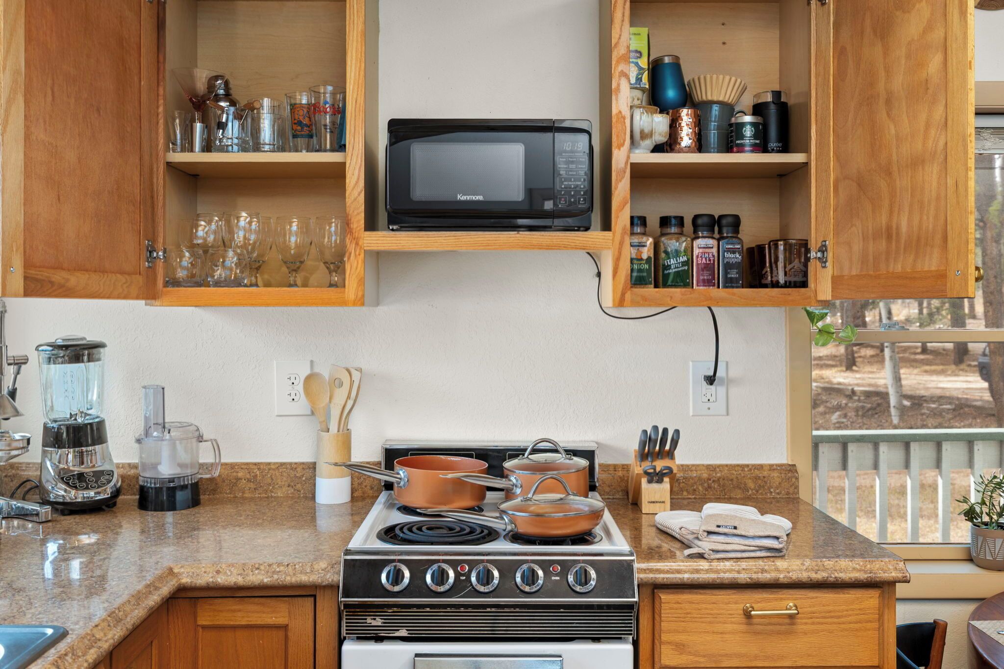 Kjøleskap, mikrobølgeovn, ovn og kokeplater