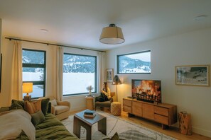 Living area - 1-bedroom cabin with views in Black Hawk perfect for a getaway (Black Hawk)