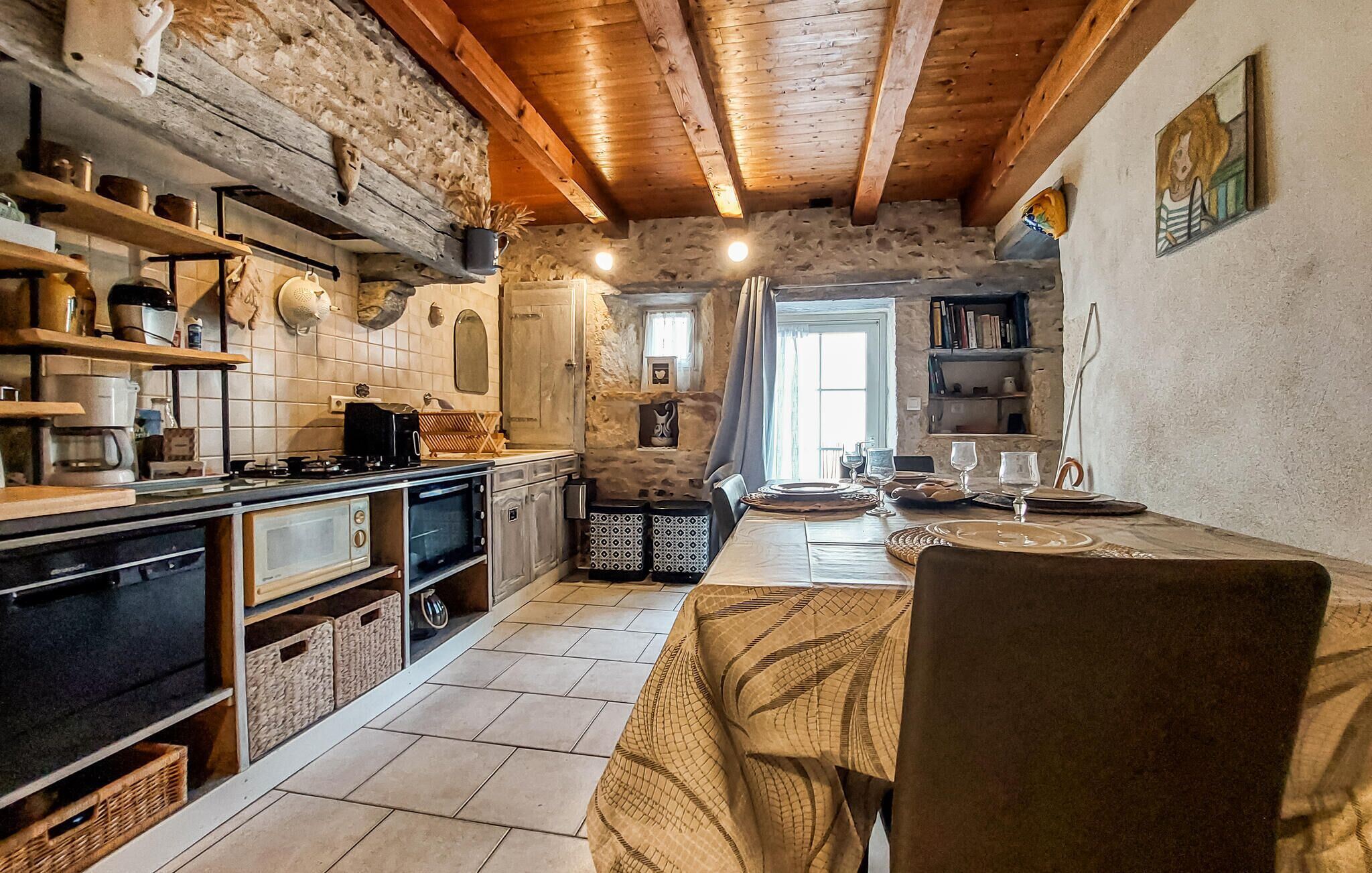 Een koelkast, een oven, een kookplaat, een koffiezetapparaat/waterkoker