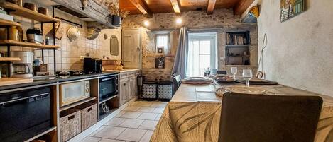 Réfrigérateur, four, plaque de cuisson, cafetiÚre/bouilloire