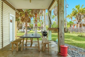 Outdoor dining - Mermaid Manor - Your Siren-Song Escape in Sea Isle (Galveston)