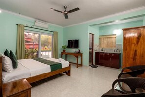 Deluxe Double Room, Balcony, Garden View | Desk, laptop workspace, iron/ironing board, free WiFi