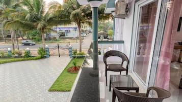 Quarto casal luxo, sacada, vista para o jardim | Opções para refeição ao ar livre