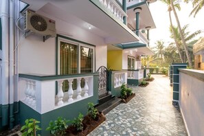 Exterior detail - The Lobos (Benaulim)