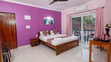 Quarto casal luxo, sacada, vista para o jardim | Escrivaninha, espaço de trabalho para notebook