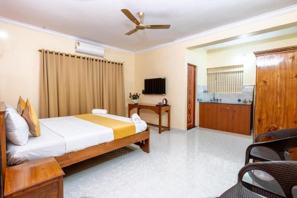 Deluxe Double Room, Balcony, Garden View | Desk, laptop workspace, iron/ironing board, free WiFi