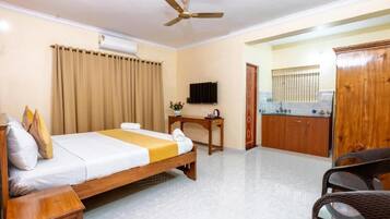 Deluxe Double Room, Balcony, Garden View | Desk, laptop workspace, iron/ironing board, free WiFi