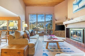 TV - Potato Patch Club - Summer Pool & Tennis Courts (Vail)