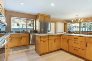Fridge, microwave, oven, stovetop - Potato Patch Club - Summer Pool & Tennis Courts (Vail)