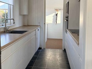 Fridge, oven, stovetop, dishwasher - A sanctuary by the water Vejlby Fed (Middelfart)