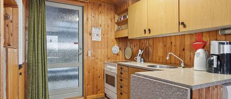 Réfrigérateur, un four, surface de cuisson, lave-vaisselle