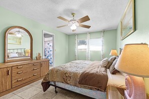 2 bedrooms, iron/ironing board, free WiFi, bed sheets - Serene 2-bedroom condo with AC in beautiful Cape Coral (Cape Coral)