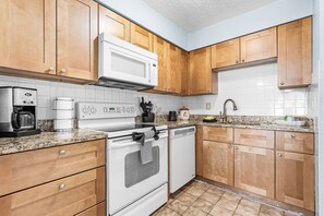 Fridge, microwave, oven, stovetop - Serene 2-bedroom condo with AC in beautiful Cape Coral (Cape Coral)