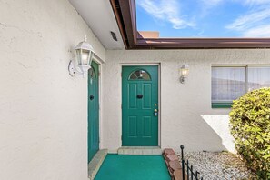 Exterior detail - Serene 2-bedroom condo with AC in beautiful Cape Coral (Cape Coral)