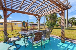 Outdoor dining - Serene 2-bedroom condo with AC in beautiful Cape Coral (Cape Coral)