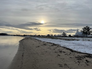 A beach with a house in the background. - Lovely holiday home 350 meters from Høll Strand (Børkop)