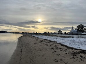 A beach with a house in the background. - Lovely holiday home 350 meters from Høll Strand (Børkop)