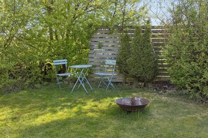 Outdoor dining - Charming timber house with sauna near beach (Stege)