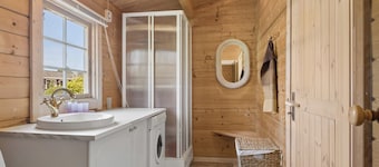 Charming timber house with sauna near beach