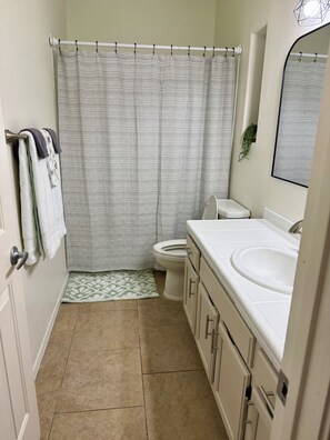 Hair dryer, towels, soap, shampoo - Spacious 3-bedroom condo in Catalina Foothills (Tucson)