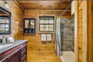 Suihku, hiustenkuivaaja, pyyhkeet, saippua