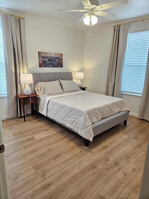 2 bedrooms, iron/ironing board, WiFi, bed sheets - Gorgeous 2-bedroom apartment in New Harmony (New Harmony)