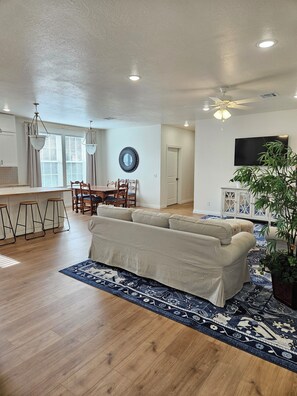 Living area - Gorgeous 2-bedroom apartment in New Harmony (New Harmony)