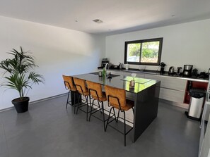 Fridge, microwave, oven, stovetop - NEW VILLA WITH POOL, WIFI, NEAR ILE ROUSSE (VILLE DI PARASO)