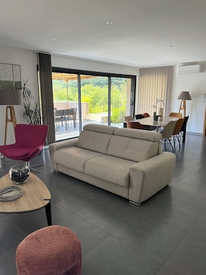 TV, books - NEW VILLA WITH POOL, WIFI, NEAR ILE ROUSSE (VILLE DI PARASO)