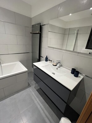 Shower, hair dryer, towels, soap - Vrbo Property (VILLE DI PARASO)