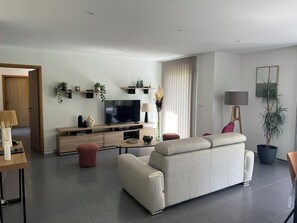 TV, books - NEW VILLA WITH POOL, WIFI, NEAR ILE ROUSSE (VILLE DI PARASO)