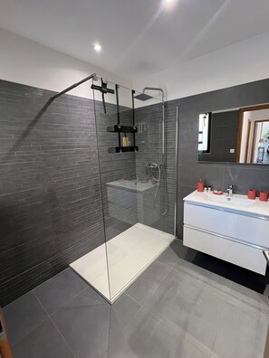 Shower, hair dryer, towels, soap - NEW VILLA WITH POOL, WIFI, NEAR ILE ROUSSE (VILLE DI PARASO)