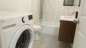 Hårføner, håndklær, såpe og toalettpapir