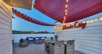 City View Rooftop Games & Fire Pit Privacy & Secure Garage