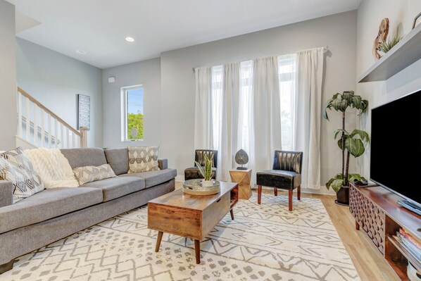 TV, table tennis, stereo - City View Rooftop Games & Fire Pit Privacy & Secure Garage (Nashville)